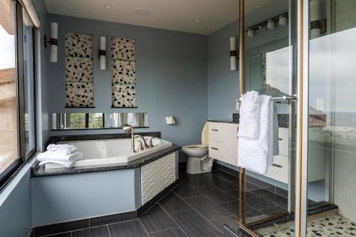 een badkamer met een bad, een douche en een toilet bij Stunning Home & Spectacular View in La Mesa