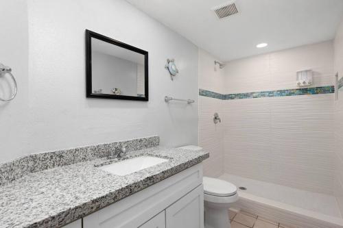 ein weißes Bad mit einem Waschbecken und einem WC in der Unterkunft 2 Bed 2 Bath 1st Fl Condo By Beach w Washer Dryer in South Padre Island