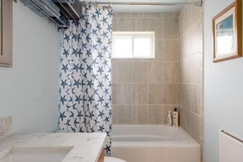 Alki Beach Cottage, NEW, 2 bedrooms, 2 bathrooms, near beach, AC, WD, Parking_3