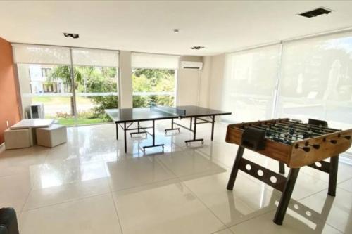 sala de estar con mesa y tablero de ajedrez en Moderno apartamento con Amenities, en Punta del Este