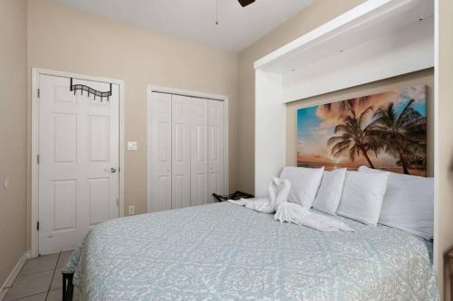 1 dormitorio con 1 cama grande con almohadas blancas en Luxury 3 Bed 2 Bath 1st Floor Condo Near Beach, en South Padre Island