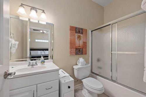y baño con aseo, lavabo y ducha. en Luxury 3 Bed 2 Bath 1st Floor Condo Near Beach, en South Padre Island