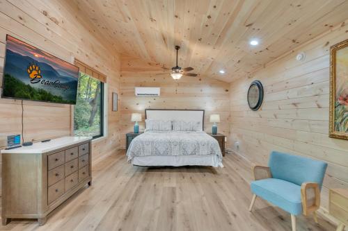 Giường trong phòng chung tại Honeybee Cottage , Pickleball Court, Creek, WIFI, Mountain Views, Starting at 69