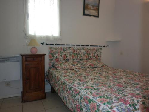 a bedroom with a bed and a dresser and a window at Appartement près de la plage - 4 pers, piscine ouverte, parking, animaux acceptés - FR-1-706-12 in Châtelaillon-Plage