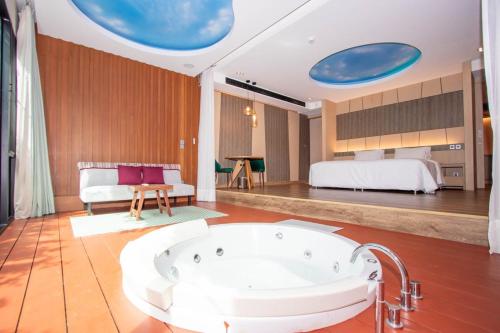 Koupelna v ubytování Resort Style Studio Room At Pool Suite Chiang Mai