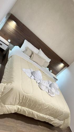 ein großes Bett mit weißer Bettwäsche und Kissen in der Unterkunft Buenas Vibras in Uribelarrea