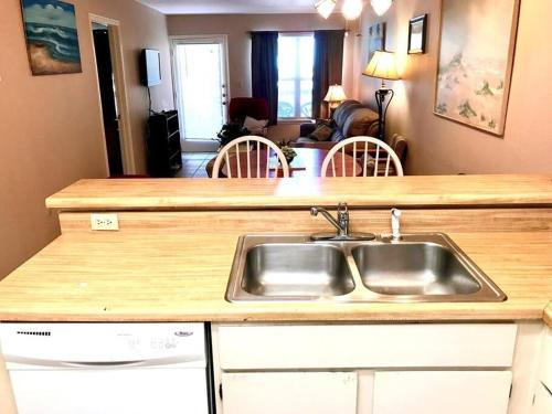 Kuchyň nebo kuchyňský kout v ubytování 1st Floor 2 Bd 2 Ba Condo w Beach View& Pool