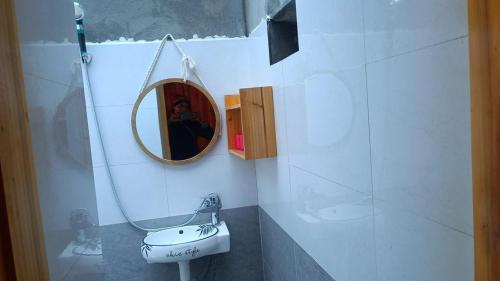 Quản Bạ的住宿－Hong Thu Homestay & Bungalow，一间带水槽和镜子的浴室