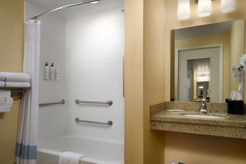 y baño con bañera, lavamanos y ducha. en TownePlace Suites Ann Arbor, en Ann Arbor
