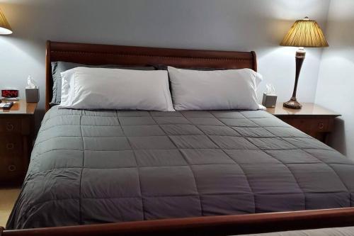 Un pat sau paturi într-o cameră la Fully Furnished, Beautiful, Spacious Two Bedroom Condo