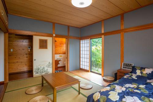 奄美市にあるペットと泊まれる宿一棟貸しkise-㐂瀬-のベッドルーム1室(ベッド1台、テーブル付)