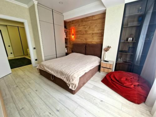 um quarto com uma cama e piso em madeira em Candle Space em Chisinau