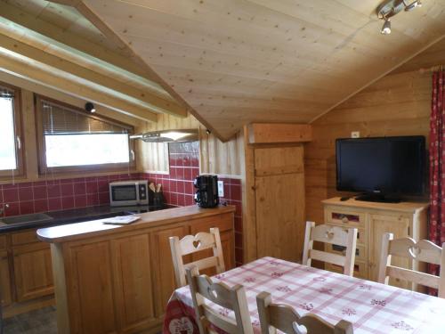 Photo de la galerie de l'établissement Appartement cosy aux Gets, proche centre, Wi-Fi, balcon sud, à 350m des télécabines - FR-1-671-93, aux Gets