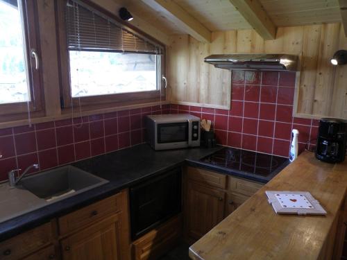 Photo de la galerie de l'établissement Appartement cosy aux Gets, proche centre, Wi-Fi, balcon sud, à 350m des télécabines - FR-1-671-93, aux Gets