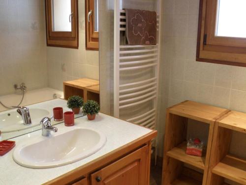 een badkamer met een wastafel, een toilet en een bad bij Appartement Les Gets, 3 pièces, 5 personnes - FR-1-671-119 in Les Gets
