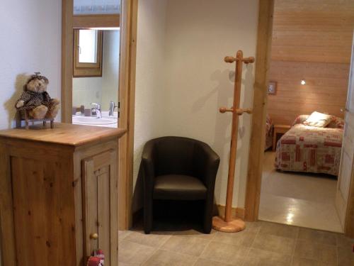 Photo de la galerie de l'établissement Appartement Charmant aux Gets - 5 Pers, Balcon, Wi-Fi, Parking, Proche Pistes et Centre - FR-1-671-151, aux Gets