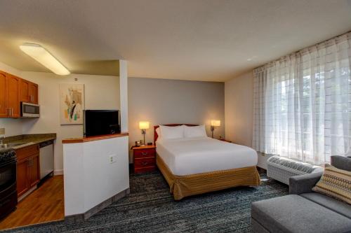 Habitación de hotel con cama y cocina en TownePlace Suites Colorado Springs, en Colorado Springs