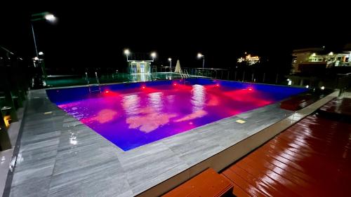 Der Swimmingpool an oder in der Nähe von Sky Garden Hotel