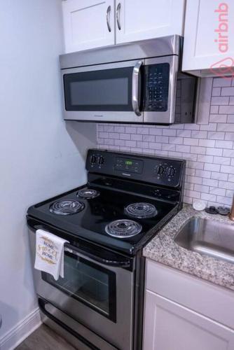 Η κουζίνα ή μικρή κουζίνα στο Luxurious 2 Bedroom Downtown City Views!