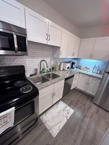 Η κουζίνα ή μικρή κουζίνα στο Luxurious 2 Bedroom Downtown City Views!