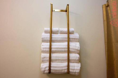 einen Stapel Handtücher, die auf einem Handtuchhalter hängen in der Unterkunft Luxurious 2 Bedroom Downtown City Views! in Indianapolis