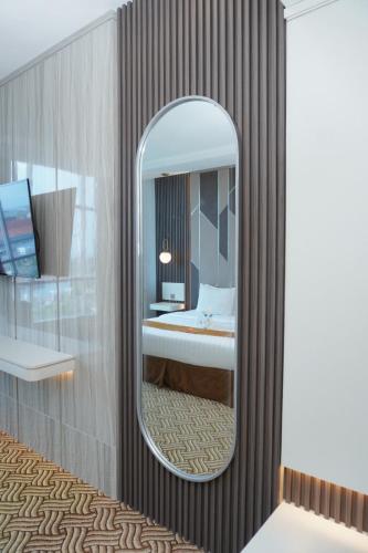 Ένα ή περισσότερα κρεβάτια σε δωμάτιο στο Cavinton Hotel Malioboro Yogyakarta