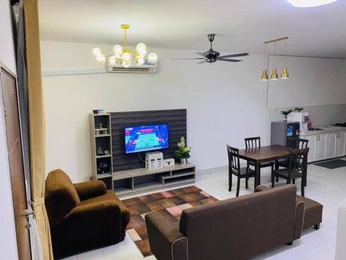 萬津的住宿－Afrinas Homestay @ Banting，带沙发、电视和桌子的客厅