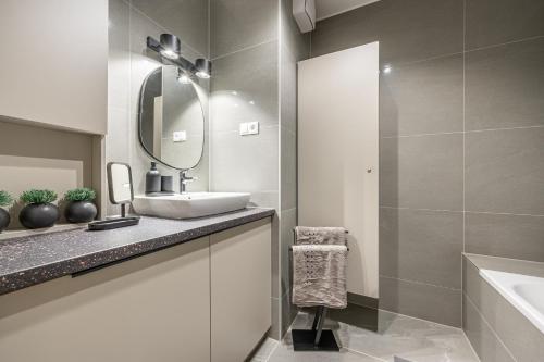 Ένα μπάνιο στο Condo With Balcony @ Downtown Budapest