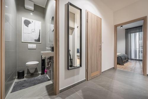 Ένα μπάνιο στο Condo With Balcony @ Downtown Budapest