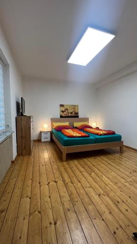 ein Schlafzimmer mit einem Bett in einem Zimmer mit einem Dachfenster in der Unterkunft Erdgeschoss Apartment am Park im Theaterviertel in Oberhausen in Oberhausen