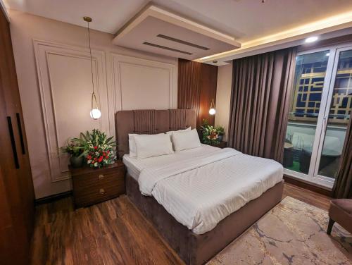 Postelja oz. postelje v sobi nastanitve Gold Crest Mall DHA 4 Single Bedroom Suite