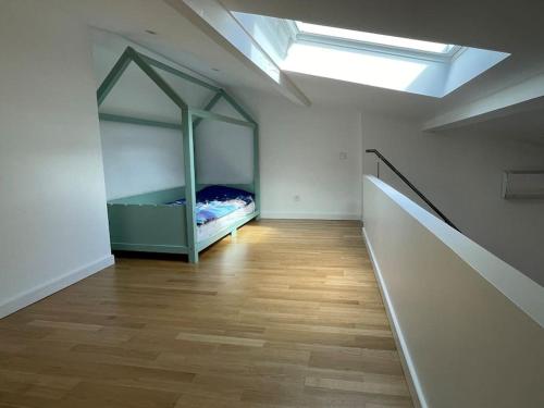 1 dormitorio con 1 cama en una habitación con tragaluz en Appartement moderne, en Saint-Vallier