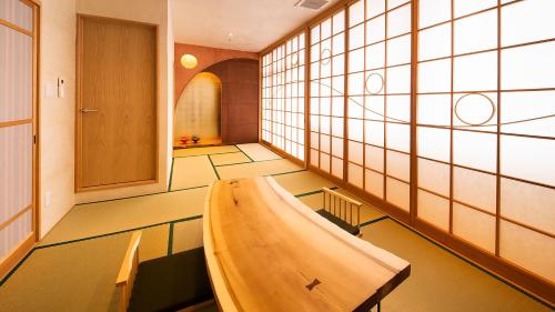un corridoio con panca in legno in una stanza di リゾートホテル美萩 a Hagi