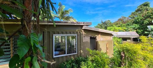 una casa con finestra in giardino di Stay at Eden on the River a Port Vila