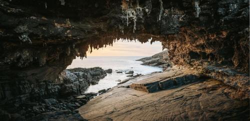 a cave with a view of the ocean at Kangaroo Island Homestays in Kingscote
