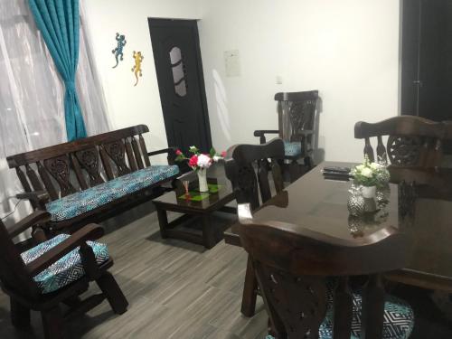 sala de estar con mesa y sillas de madera en Casas campestres Romegar, en Guamal