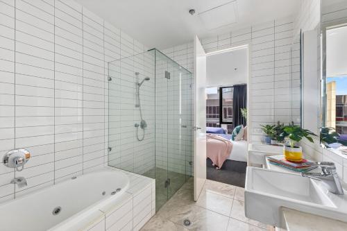 Ένα μπάνιο στο Nook Melbourne Apartments