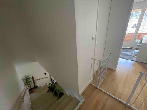 una stanza vuota con una scala con piante di Maison moderne au calme a Saint-Vallier