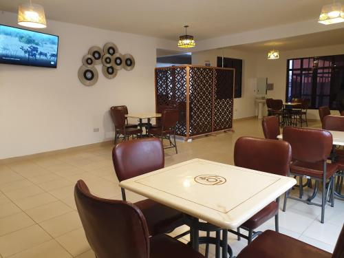 ein Esszimmer mit einem Tisch und Stühlen in der Unterkunft 401 Restaurant & Accommodation in Naivasha