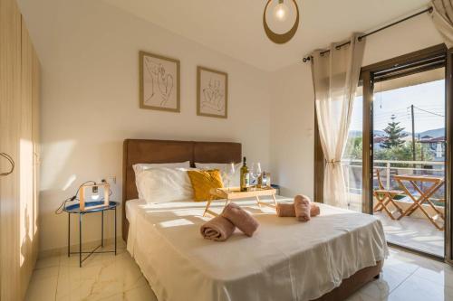 - une chambre avec un lit et des serviettes dans l'établissement Seaside Serenity Suite in Loutra, à Káto Almirí