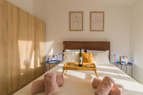 Postel nebo postele na pokoji v ubytování Seaside Serenity Suite in Loutra