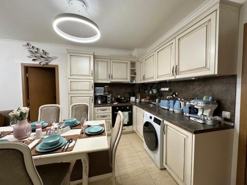 Kuchyň nebo kuchyňský kout v ubytování Vintage De Lux, Top Location, 2Bdr Grand Monastery, Pamporovo