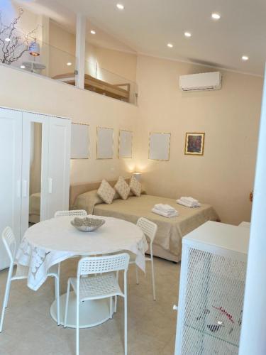 una camera con letto, tavolo e sedie di Loft Agata - host Marco cell.339/3860587 a Polistena