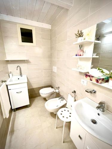 bagno bianco con servizi igienici e lavandino di Loft Agata - host Marco cell.339/3860587 a Polistena