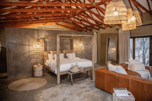 Postel nebo postele na pokoji v ubytování Minara Private Boutique Game Lodge