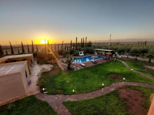 uma vista aérea de um pátio com uma piscina e um pôr-do-sol em VILLA GIULIA & SOLEY 