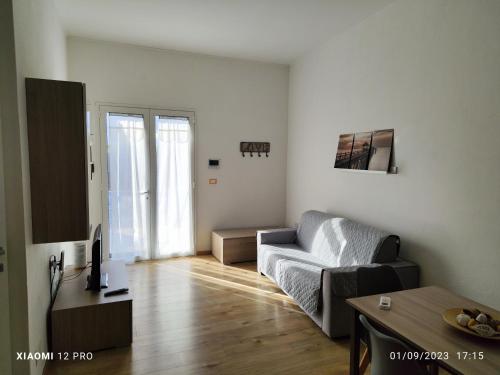 a living room with a couch and a table at Casa delle Muse 48 in Fontane Bianche