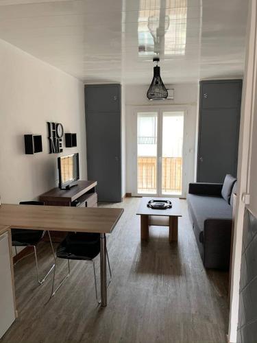 un salon avec un canapé et une table dans l'établissement Studio situé au cœur de la station 2CARA7, à Canet