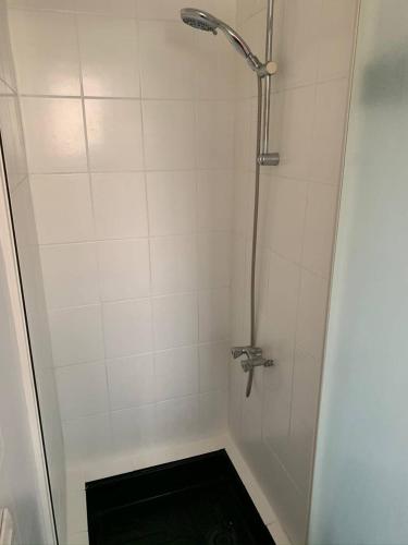 La salle de bains est pourvue d'une douche et d'un sol noir. dans l'établissement Studio situé au cœur de la station 2CARA7, à Canet