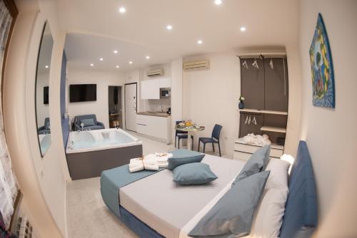 Schlafzimmer mit einem Bett und einer Badewanne in der Unterkunft Salerno4Seasons in Salerno
